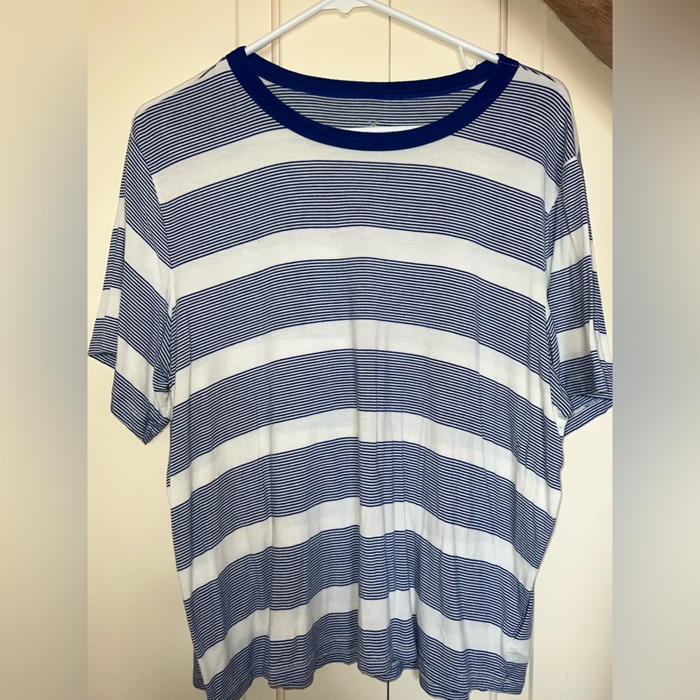 American Eagle soft and sexy tee! Such a fun color!